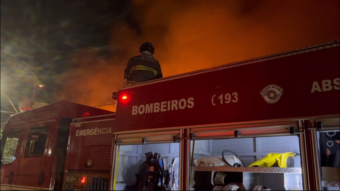 Foto 5 de 6 — Incêndio de grandes proporções atinge barracão abandonado em Araraquara